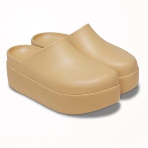 CROCS Dylan Platform Clogs Wheat Size 8 NWT